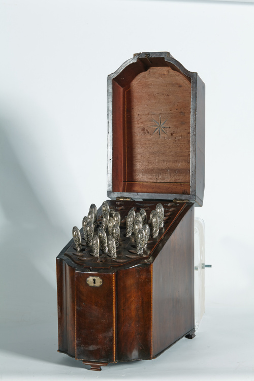“Knife box” o caja de cubiertos Jorge III, en madera de cao