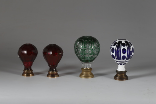 Pareja de remates de escalera en cristal granate. S. XIX