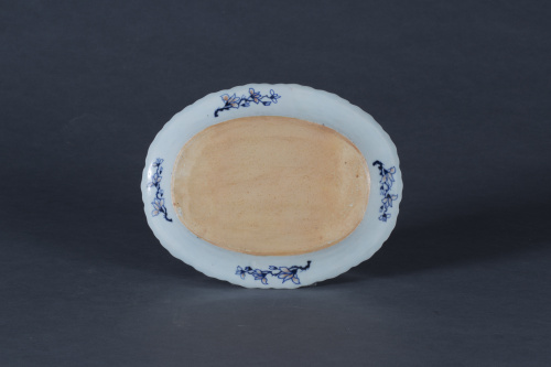 Plato de porcelana esmaltada de “hoja de tabaco”.China, S.