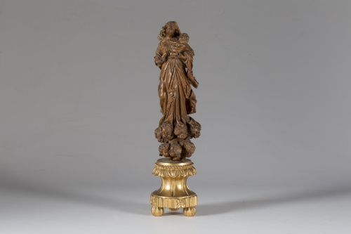 “Inmaculada”.En madera tallada de boj, ffs. del S. XVIII.
