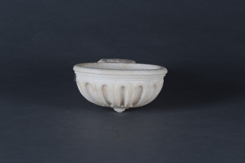 Pila de agua bendita en mármol blanco y decoración gallonad