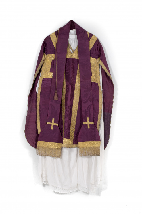 Casulla en color morado con galones aplicados en oro, con a