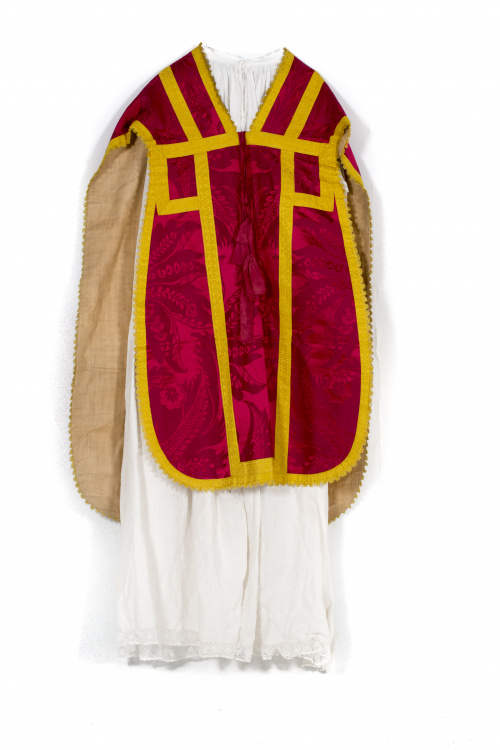 Casulla seda adamasquinada roja con galones y Alba, bordada
