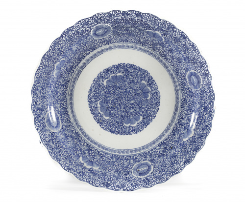 Gran plato en porcelana azul y blanco.China,dinastía Qing,