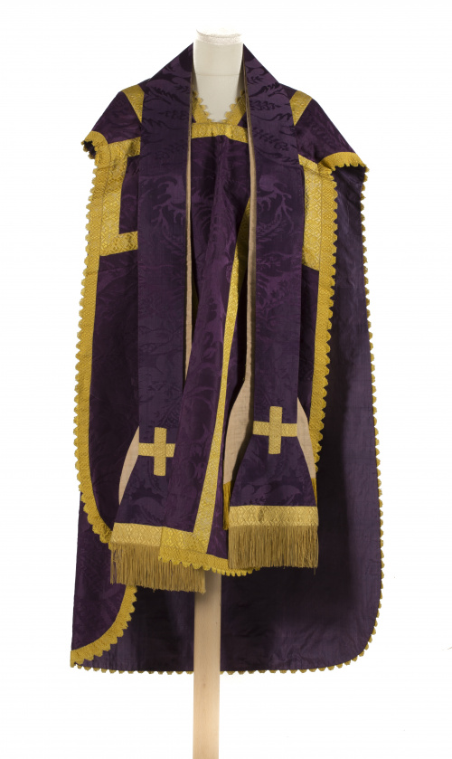 Casulla  y manipulo de damasco morado y galones dorados apl