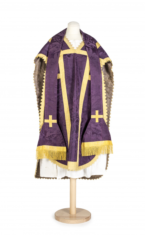 Casulla, con alba y estola en raso de seda morado, S. XIX