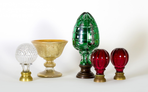 Pareja de remates de escalera en cristal rojo, pp. del S. X