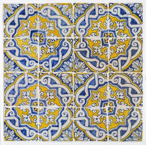 Pareja de paneles de cerámica esmaltada con motivos vegetal