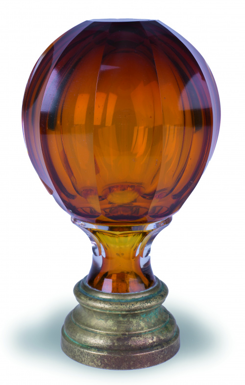 Remate de escalera en vidrio color ambar, pp. del S. XX