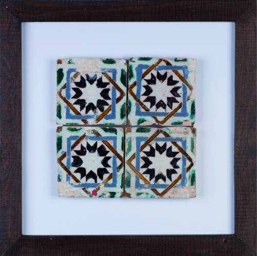 Conjunto de cuatro azulejos de cerámica esmaltada con la té