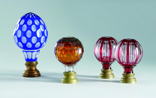 Pareja de remates de cristal doblado con forma de bola en r