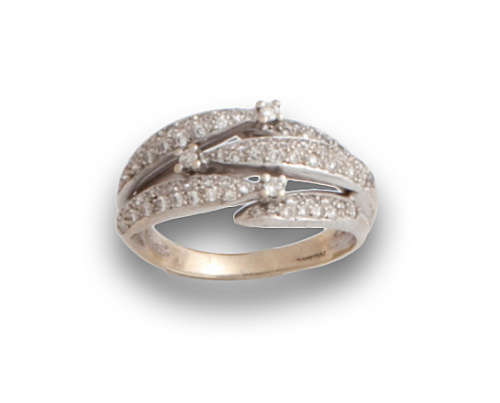 Sortija de pavé de brillantes en aros entrelazados de oro b