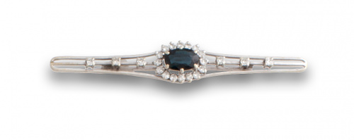 Broche con zafiro oval orlado de brillantes en oro blanco d