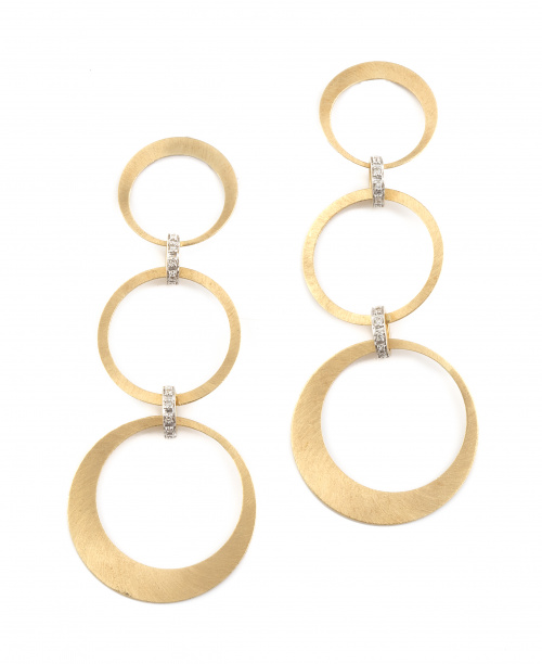 Pendientes largos con tres aros de oro mate unidos por aros