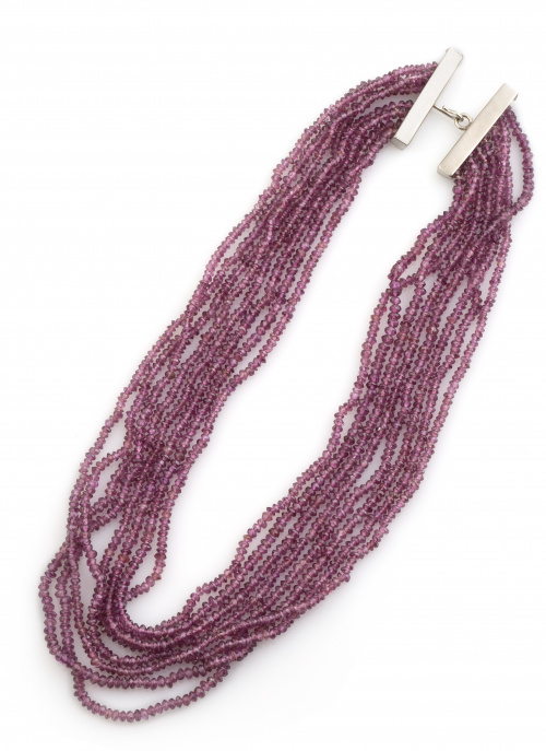 Collar con siete hilos de amatistas facetadas con cierre de