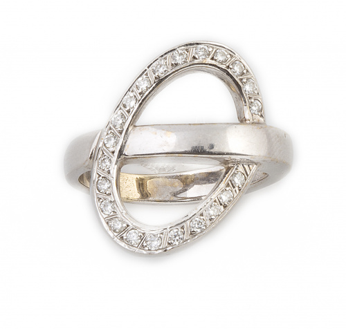 Sortija con óvalo de brillantes entrelazado con el aro de l