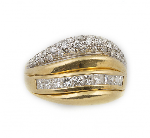 Sortija con línea de diamantes talla princesa y banda ondul
