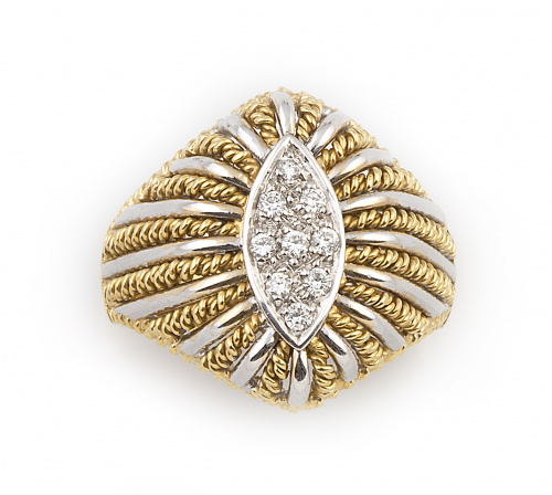 Sortija bombée con centro ojival de pavé de brillantes y mo