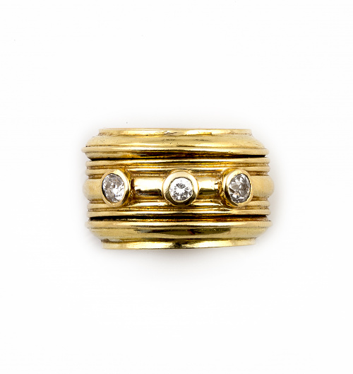 Sortija ancha con centro deslizable con tres brillantes en 