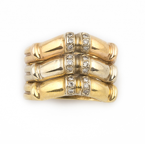 Sortija con tres aros con centro en V con bandas de brillan