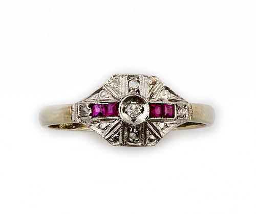 Sortija Art-Decó con cuadrado cuyo centro es un brillante, 