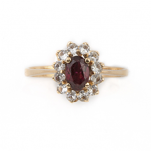 Sortija con un rubí oval de 0,30 ct aprox orlado de símil b