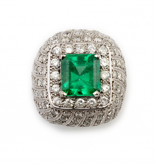 Sortija bombée con esmeralda central de 7 ct aprox en montu