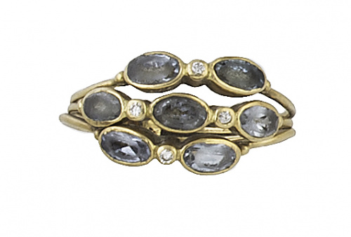 Sortija con tres líneas de espinelas azules ovales alternas