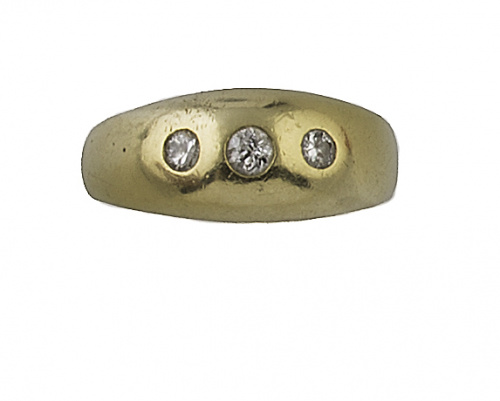 Sortija bombée de pp. S XX con tres brillantes que suman 0,