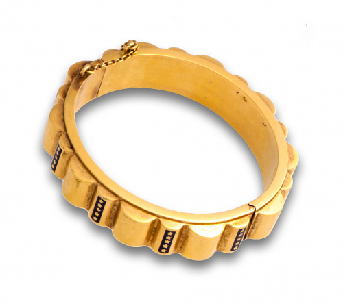 Brazalete rígido  Portugués s XIX en oro de 19K y esmalte .