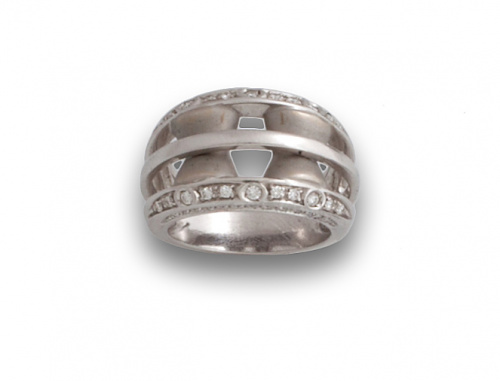 Sortija con dos bandas de brillantes entre aros calados de 