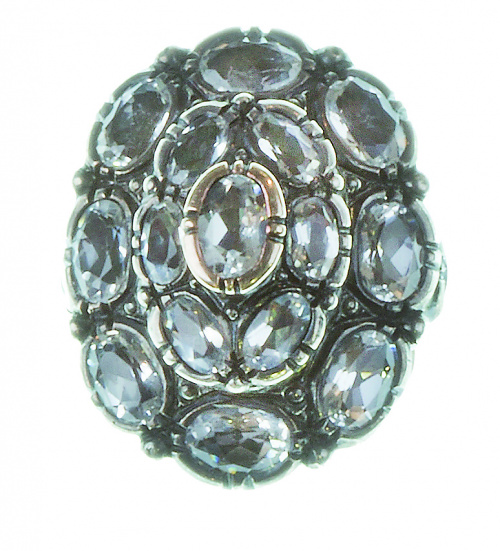 Sortija portuguesa de pp. S. XX con gran rosetón en tres ni