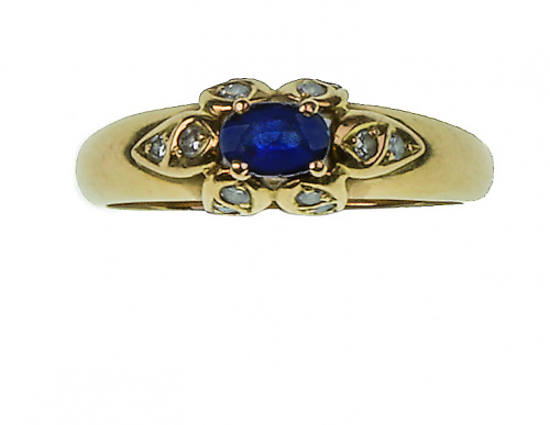 Sortija con zafiro oval entre hojitas de brillantes