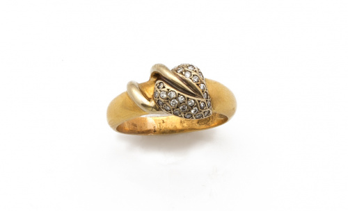 Sortija con hoja de pavé de brillantes sobre aro de oro ama