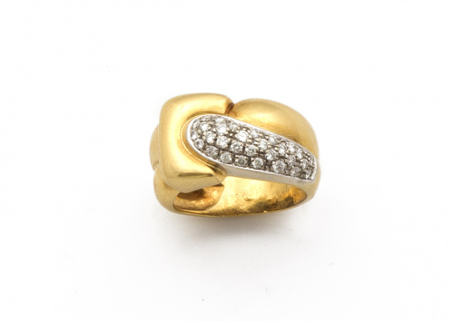 Sortija con diseño de hebilla con banda curva de pavé de br