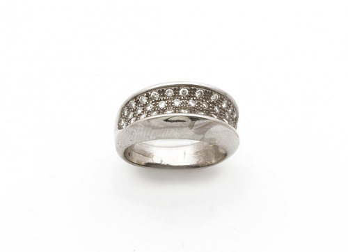 Sortija con pavé de brillantes en banda central  flanqueada