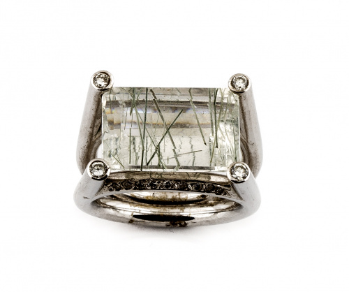 Sortija con cuarzo rutilado rectangular en montura elevada,