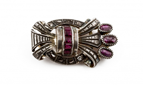 Broche portugués a modo de hebilla de pp. S. XX con rubíes 