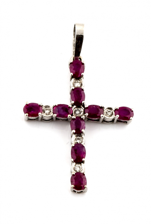 Cruz colgante de rubíes y brillantes alternos en oro blanco