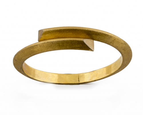 Brazalete rígido de perfil angular en oro mate de 18K., con