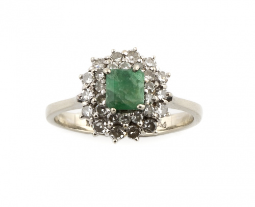 Sortija con esmeralda y doble orla de brillantes en oro bla