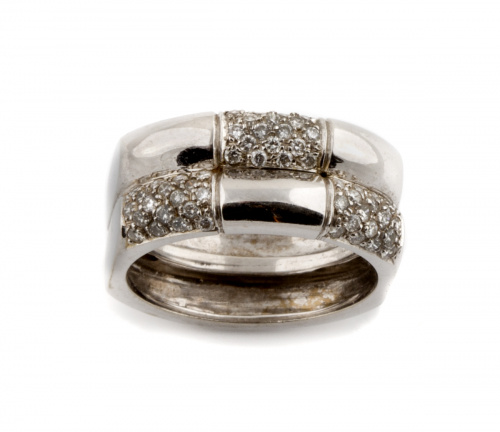 Sortija con pavé de brillantes en damero en doble aro, con 