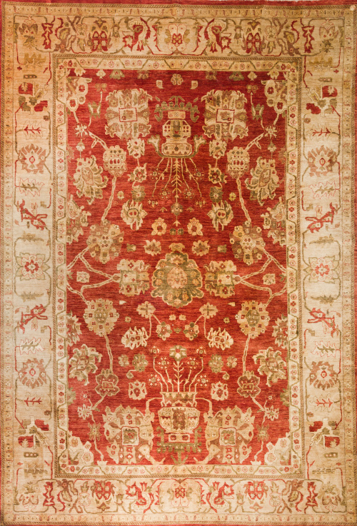 Alfombra en lana con campo teja y ocre, con decoración de f