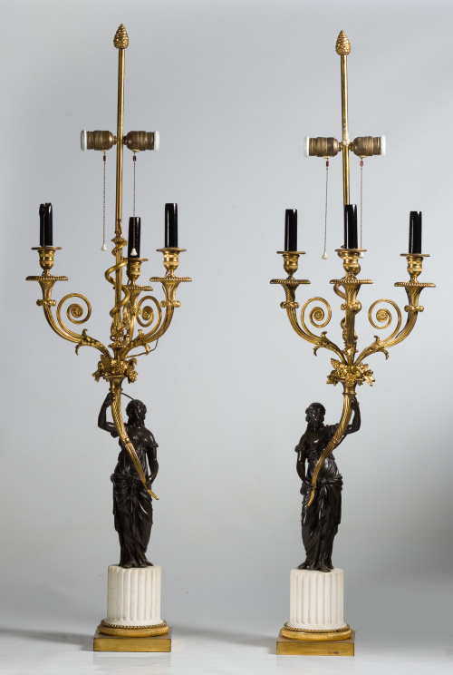 Pareja de candelabros de tres brazos de luz de bronce dorad