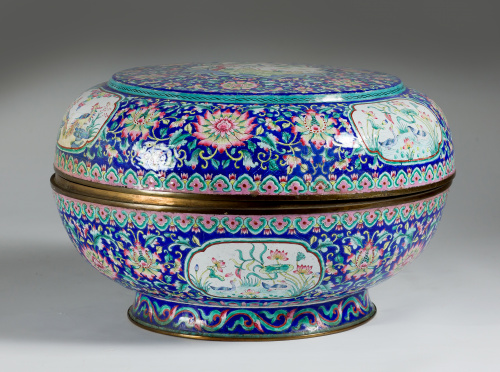 Caja de cobre con esmalte pintado con decoración de flores 