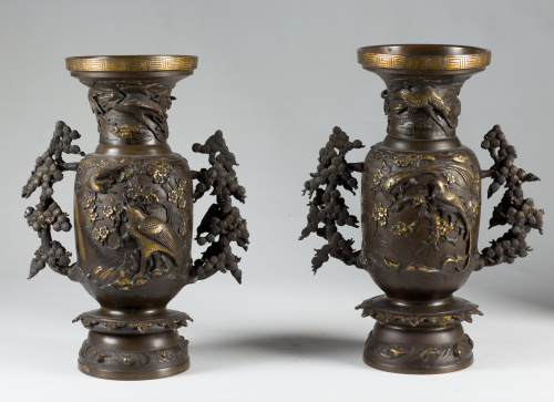 Pareja de jarrones de bronce, decorados con pájaros.Trabaj