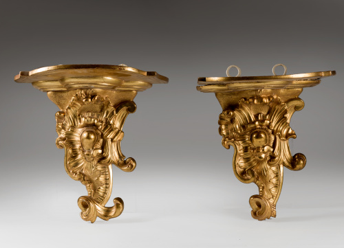 Pareja de ménsulas de madera tallada, estucada y dorada.Tr