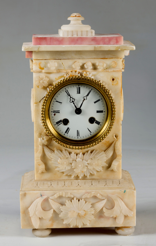 Reloj de sobremesa en alabastro con decoración de motivos v