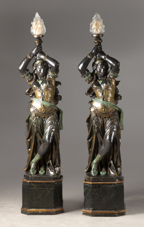  “Odaliscas torcheras”En terracota patinado y policromado.