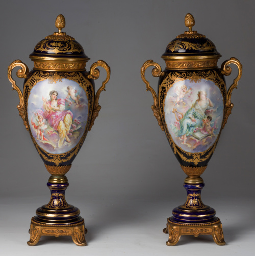  Pareja de jarrones de loza esmaltada, con cartelas de esce